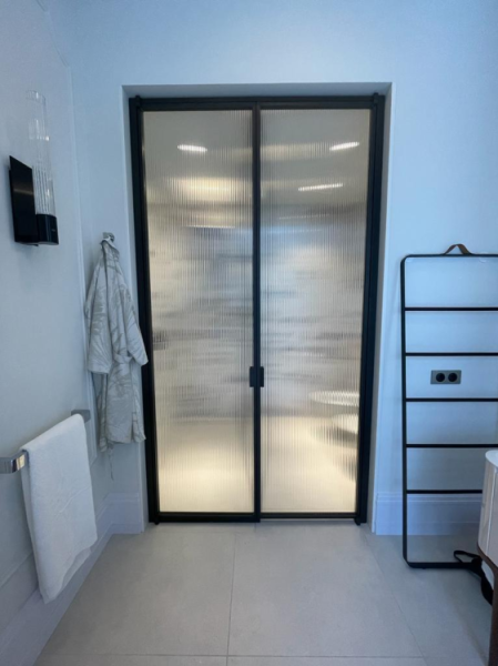 Дверь VismaraVetro SUITE шв 800*2500 петли-слева черный матовый цвет стекла-Securplus reeded TPA SPL 34 09 SX 800*2500 TPA